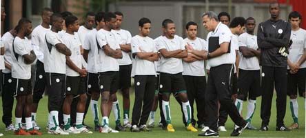 البرازيلي انجوس يوجه لاعبيه قبل بدأ أحد التمارين