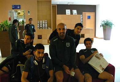 لاعبو كاظمة خلال تواجدهم في مقر اقامتهم بالدوحة