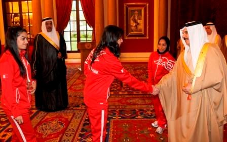 جلالته يصافح البطلة مريم القاسمي 