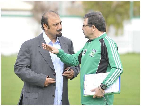 البرتغالي روماو مدرب العربي مع حسين معرفي رئيس البعثة