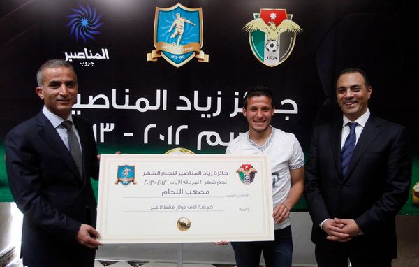 اللحام لحظة تسلمه الجائزة المالية