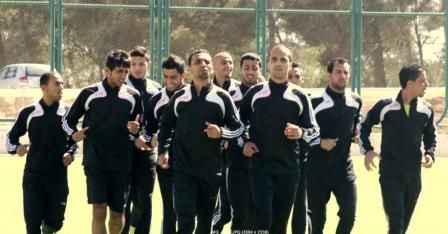 لاعبو الوحدات خلال التدريبات