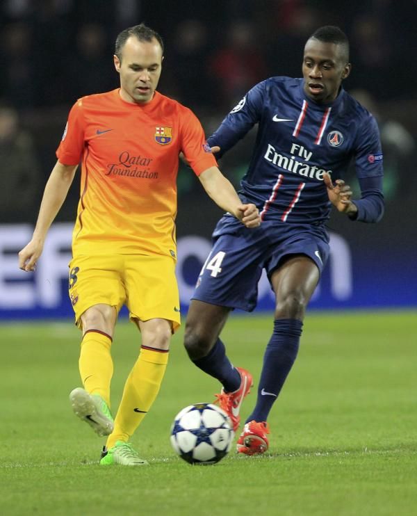 ماتويدي يحاول استخلاص الكرة من إنييستا