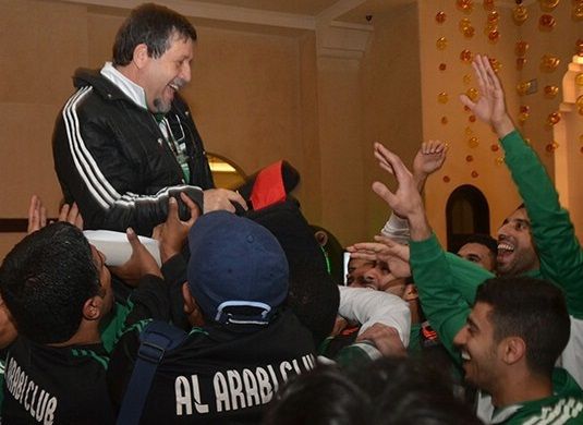لاعبو العربي يحملون روماو ابتهاجا بالتأهل للنهائي