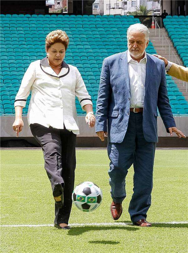 رئيسة البرازيل برفقة رئيس بلدية باهيا .. تركل الكرة على ملعب استاد فونتي نوفا