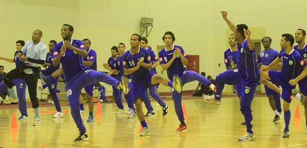 لاعبو الفتح يؤدون تدريباتهم داخل الصالة المغطاة اليوم