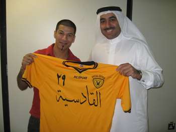 طلال يوسف يتسلم قميص القادسية من فواز الحساوي ( موقع القادسية)