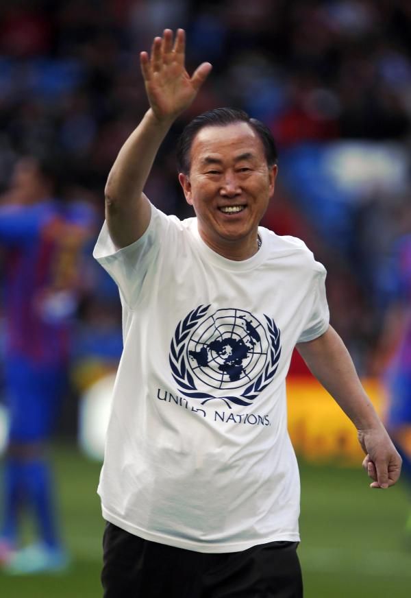 بان كي-مون يلوح للجماهير عقب ركل الكرة