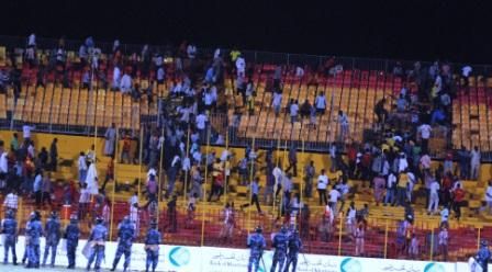 الجماهير تغادر الاستاد 