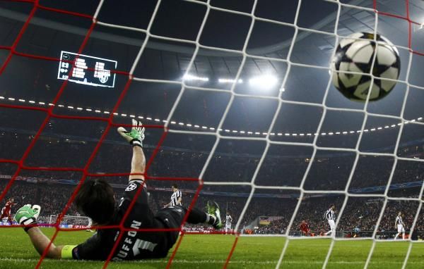 2013-04-02t194917z_1722283620_lr2e9421j1uz5_rtrmadp_3_soccer-champions_reuters