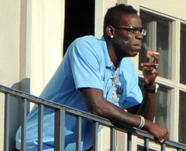 بالوتيلي سبق وأن دخن وهو في صفوف مان سيتي!