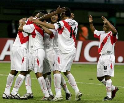 لاعبي البيرو يحتفلون بالهدف الأول