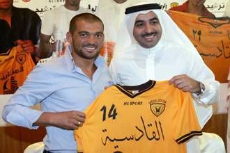 كونسيساو يعرض قميص القادسية مع الحساوي ( الجمهور القدساوي)