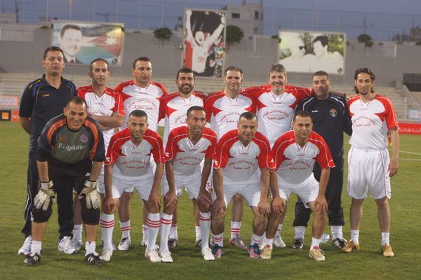 غانم مع نجوم منتخب الأردن عام 1999