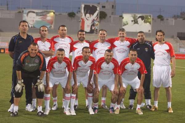 غانم مع نجوم منتخب الأردن عام 1999