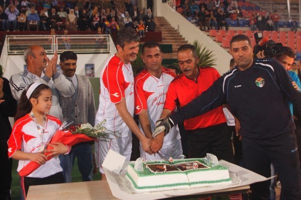 غانم يقطع التورتة بحضور النجوك