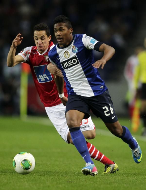 2013-04-08t203209z_123793446_gm1e9490ckl01_rtrmadp_3_soccer-portugal_reuters