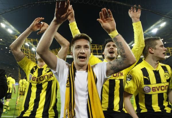 فرحة لاعبي دورتموند بالتأهل إلى قبل النهائي