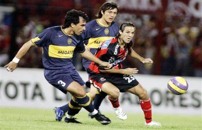 مارتينيز وسط محاصرة لاعبي بوكا جونيور في نصف نهائي بطولة اللبيرتادورس