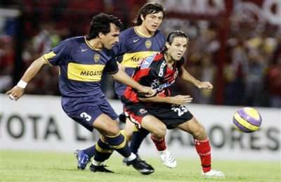 مارتينيز وسط محاصرة لاعبي بوكا جونيور في نصف نهائي بطولة اللبيرتادورس