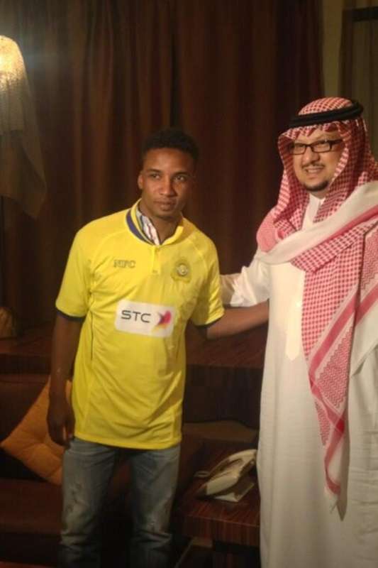 نور مع رئيس النصر عقب التوقيع في ساعة مبكرة صباح اليوم