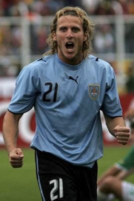 فرحة دييغو فورلان بهدف زميله فيسينتا سانشيز في مرمى بوليفيا