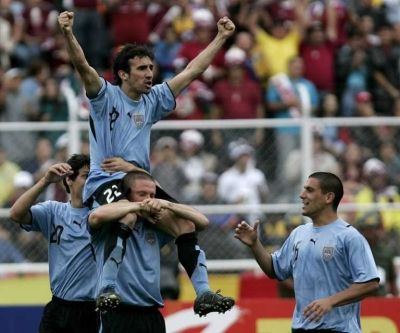 فرحة لاعبي منتخب الاوروغواي بعد هدف فيسينتا سانشيز في مرمى بوليفيا