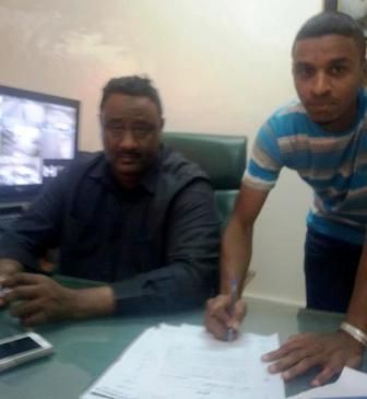 محمد احمد يوقع العقد
