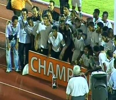 لاعبي المنتخب السعودي ولقطة تذكارية مع كاس الدورة