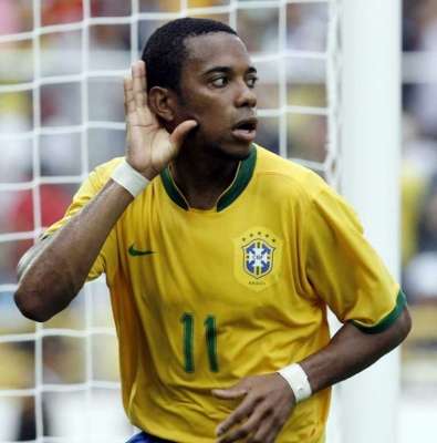 فرحة روبينيو بعد تسجيله لضربة الجزاء