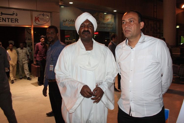 ممثل إتحاد الكرة السوداني مع رئيس بعثة النادي الأسماعيلي