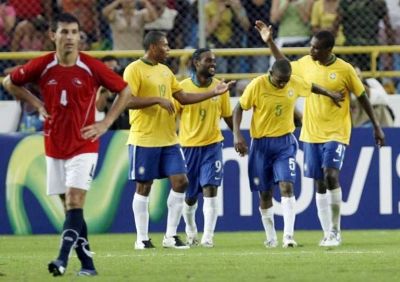 فرحة لاعبي منتخب البرازيل بعد هدف روبينهو الثاني