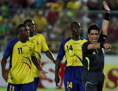 لاعبي منتخب الأكوادور يحتجون على الحكم بعد احتسابه الهدف الأول