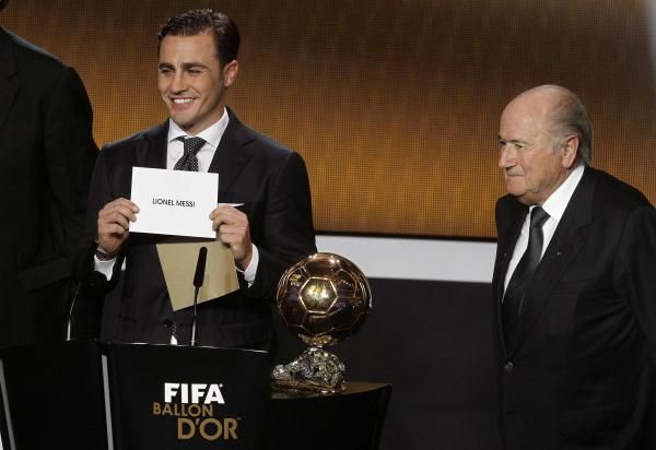 كانافارو يرفع إسم ميسي خلال احتفال أفضل لاعب في العالم 2012