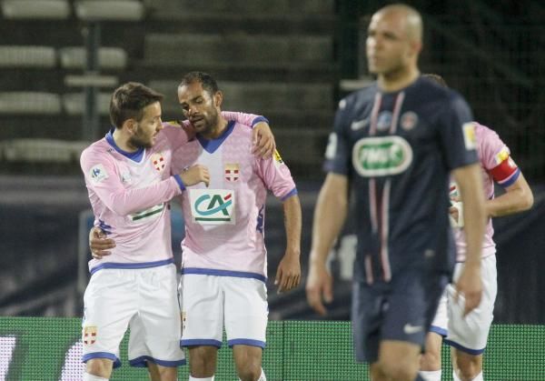 لاعبو إيفيان يهنئون زميلهم التونسي صابر خليفة 