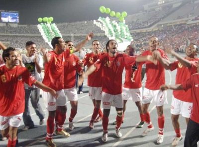 لاعبوا الأهلي فرحين بتحقيق البطولة