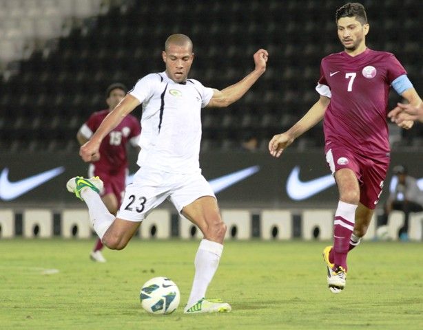 مراد إسماعيل يحاول التسديد خلال لقاء الأمس أمام قطر
