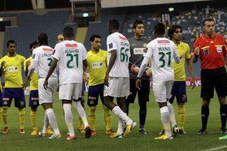 لاعبو النصر والأهلي يتصافحان قبل مباراتهما اليوم