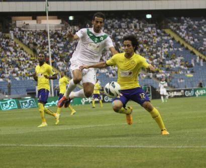الغامدي يسيطر على الكرة قبل الحوسني
