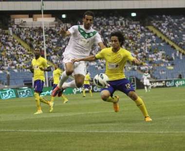الغامدي يسيطر على الكرة قبل الحوسني