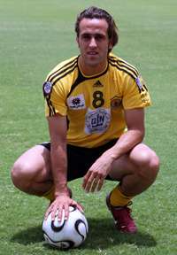 علي كريمي يرتدي القميص رقم "8"