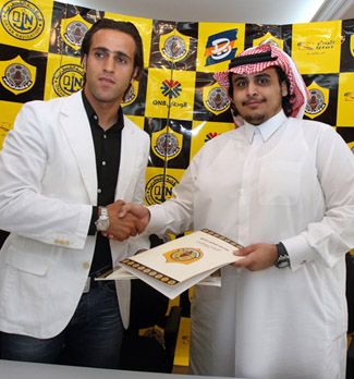 علي كريمي بعد توقيع العقد مع الشيخ جاسم بن حمد بن ناصر آل ثاني