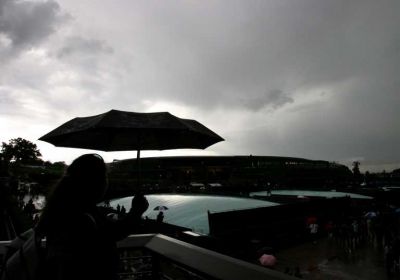 الغيوم السوداء تسيطر على أجواء ملعب ويمبيلدون