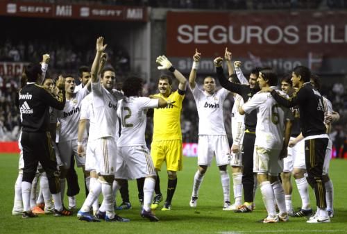 احتفال لاعبي الريال بالتتويج على ملعب سان ماميس في الموسم الماضي
