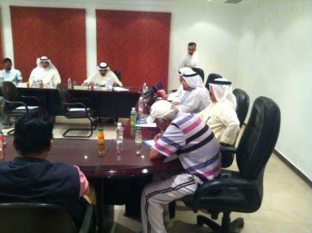 طلال الشيخ خلال الاجتماع بمدربي ومدراء الفرق المحلية