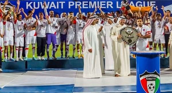 الشيخ طلال الفهد لحظة تسليمه الدرع لكابتن العميد