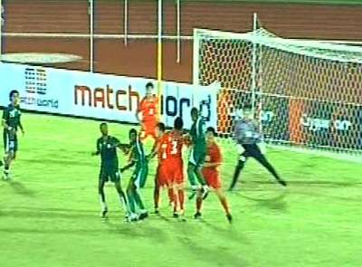 مالك معاذ يرتقى للكرة لحظة تسجيله هدف المنتخب السعودي