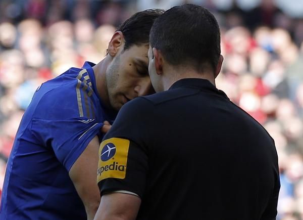 اللاعب الصربي يوضح للحكم مكان 
