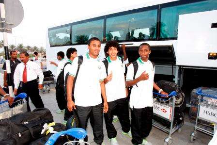لاعبو منتخب الناشئين السعودي لدى وصولهم أبوظبي