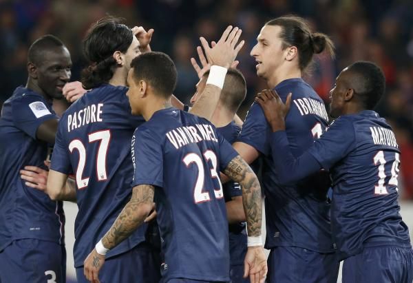 إبراهيموفيتش يحتفل مع زملائه بالتسجيل